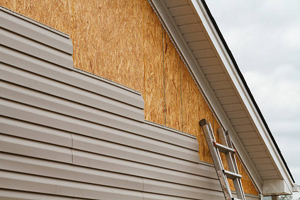 Professional Emergency Siding Repair technician working in Farmingdale, NJ